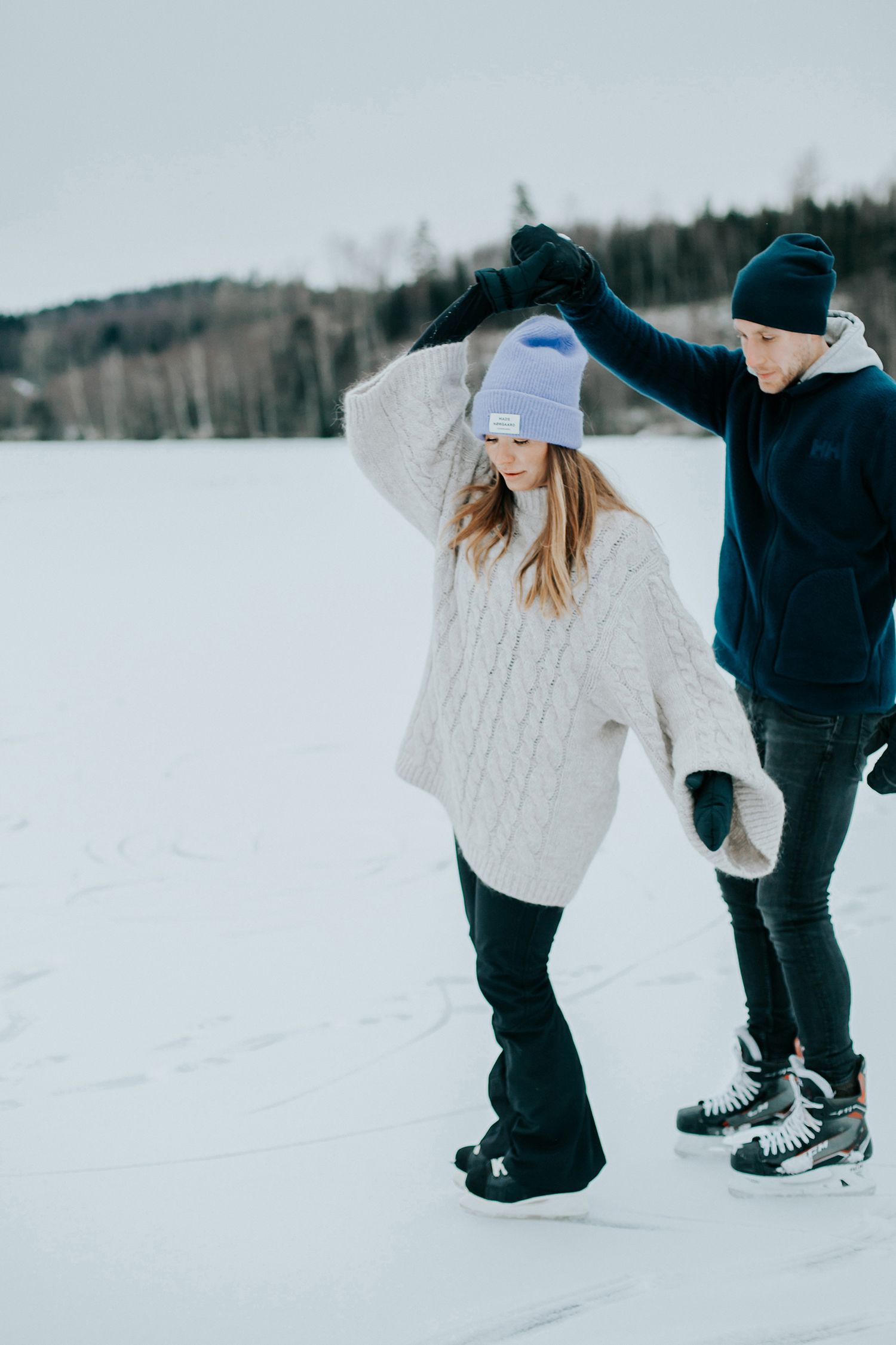 Parfotografering med Malin och Per Åslund vid Acksjön utanför Molkom. Fotograf Rebecca Nordin.