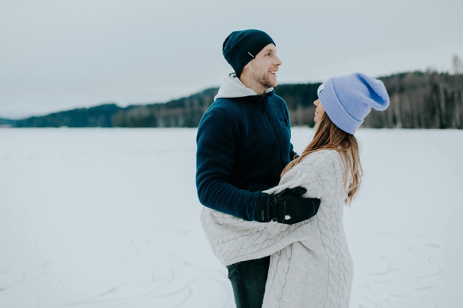 Parfotografering med Malin och Per Åslund vid Acksjön utanför Molkom. Fotograf Rebecca Nordin.