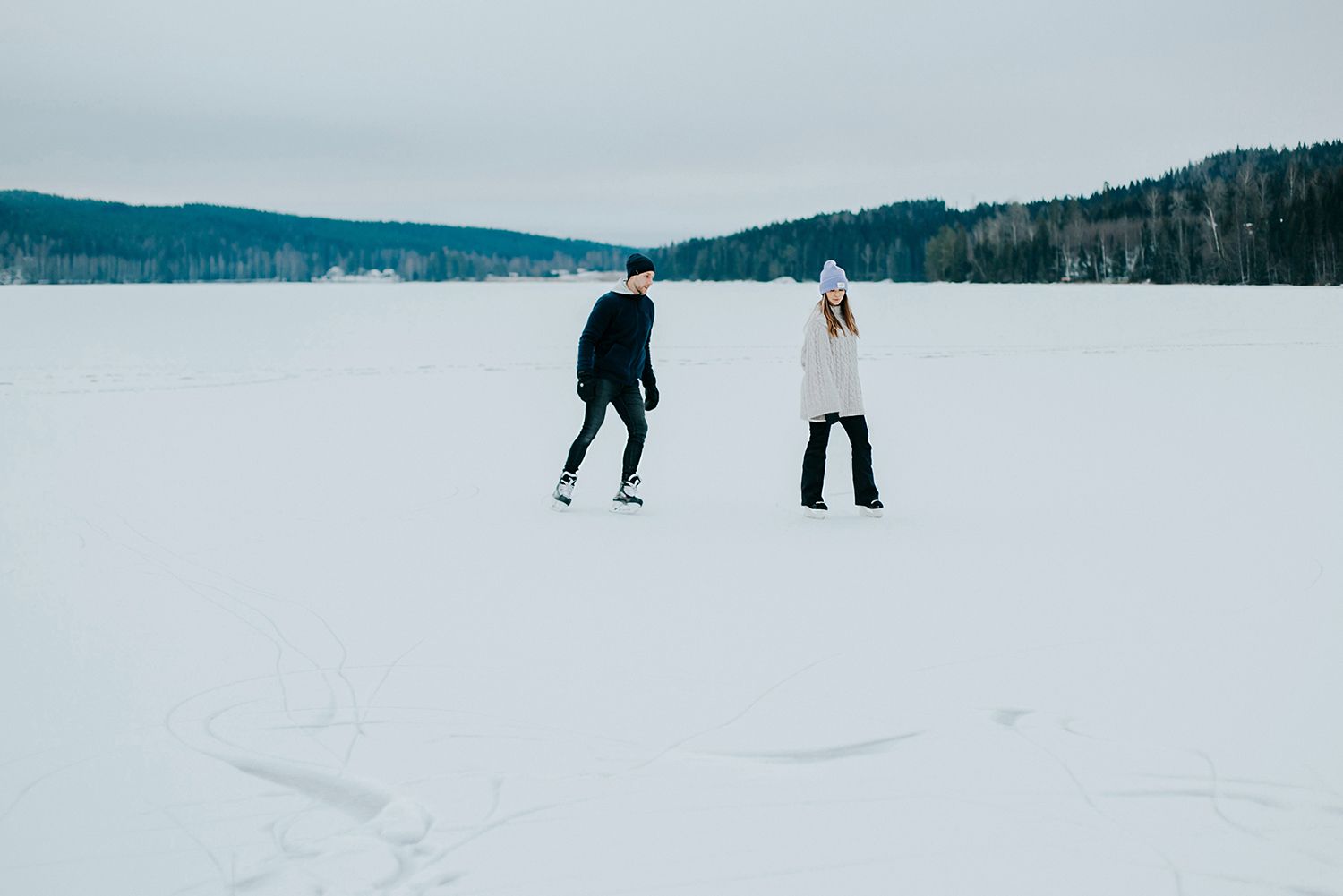 Parfotografering med Malin och Per Åslund vid Acksjön utanför Molkom. Fotograf Rebecca Nordin.