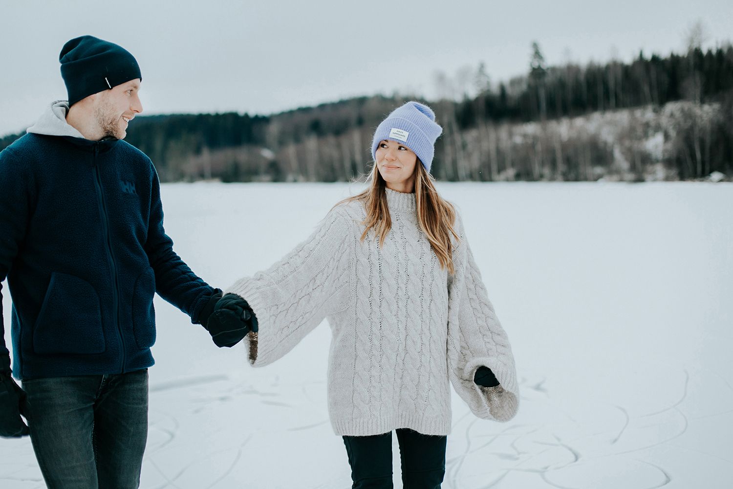 Parfotografering med Malin och Per Åslund vid Acksjön utanför Molkom. Fotograf Rebecca Nordin. Skridskor tillsammans.