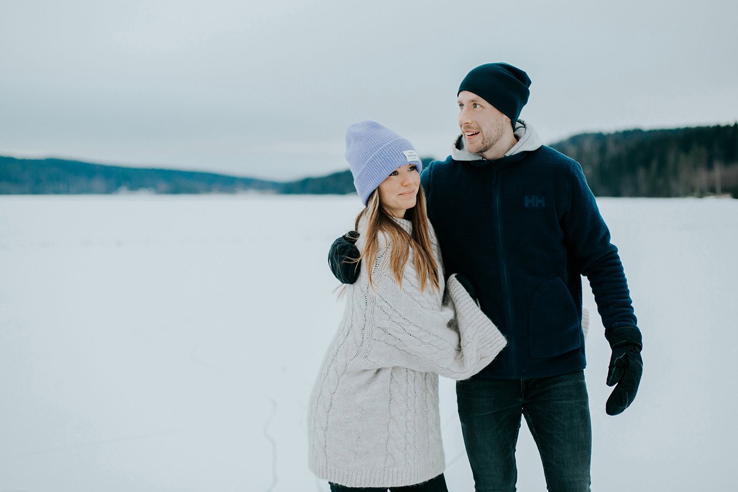 Parfotografering med Malin och Per Åslund vid Acksjön utanför Molkom. Fotograf Rebecca Nordin.