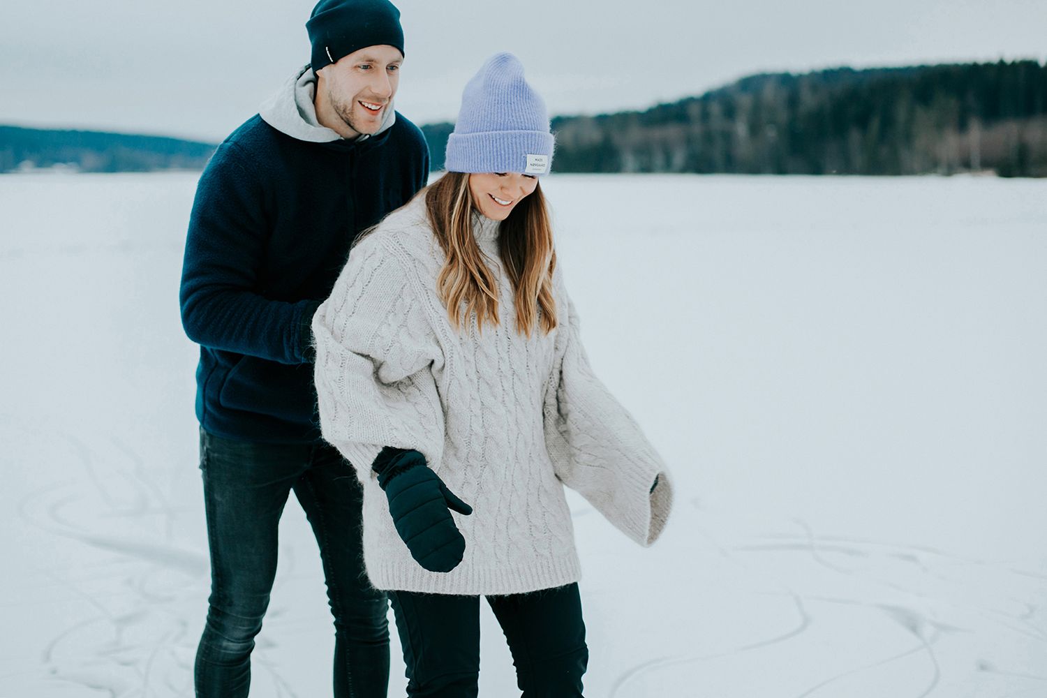 Parfotografering med Malin och Per Åslund vid Acksjön utanför Molkom. Fotograf Rebecca Nordin.
