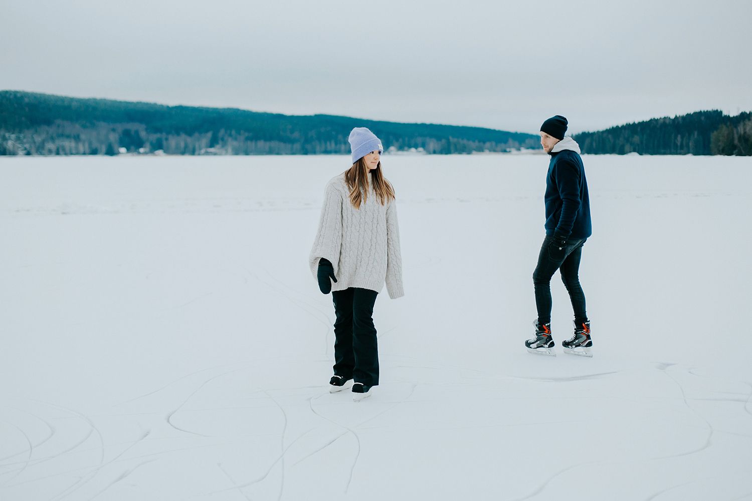 Parfotografering med Malin och Per Åslund vid Acksjön utanför Molkom. Fotograf Rebecca Nordin. Skridskor.