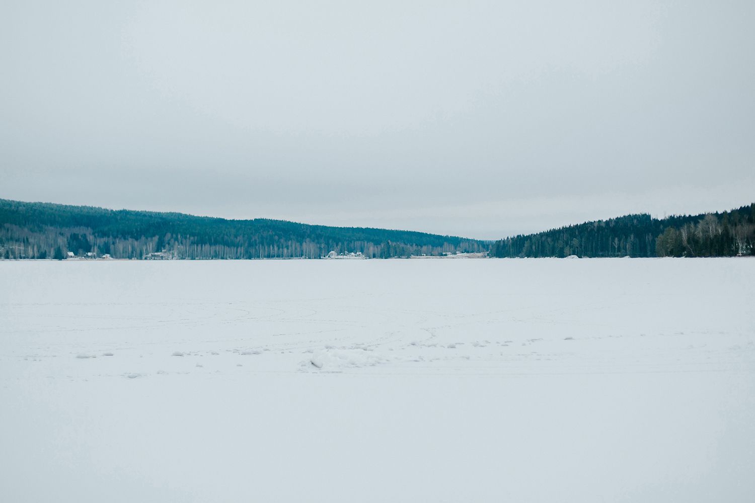 Parfotografering med Malin och Per Åslund vid Acksjön utanför Molkom. Fotograf Rebecca Nordin.