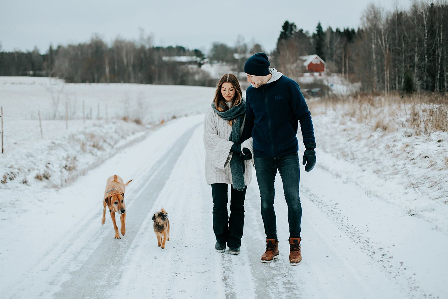 Parfotografering med Malin och Per Åslund vid Acksjön utanför Molkom. Fotograf Rebecca Nordin.
