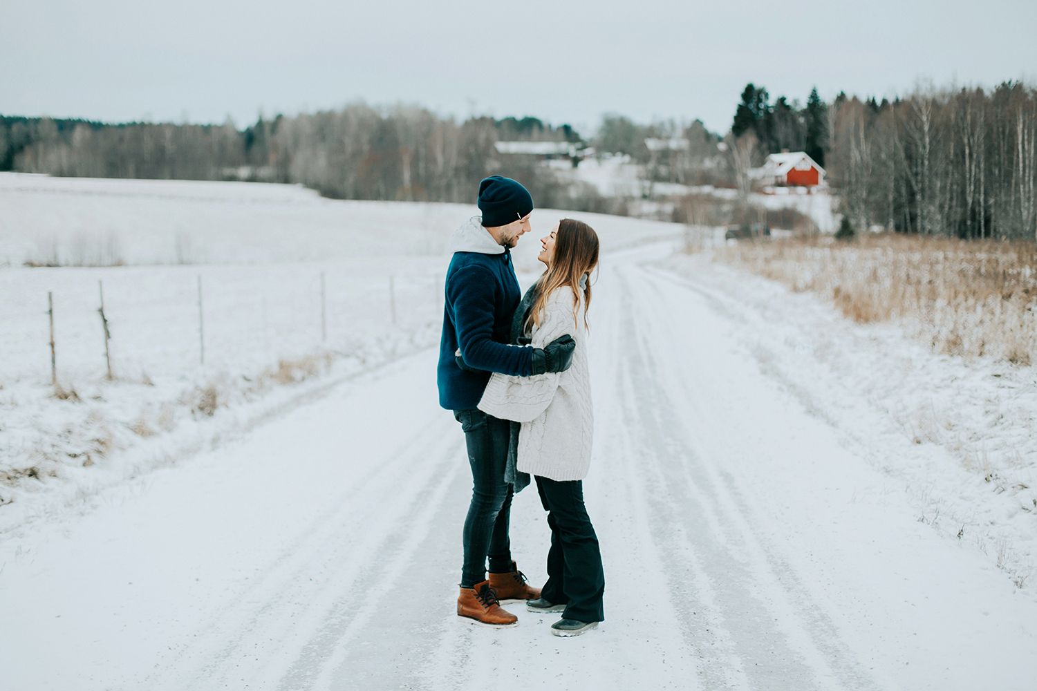 Parfotografering med Malin och Per Åslund vid Acksjön utanför Molkom. Fotograf Rebecca Nordin.