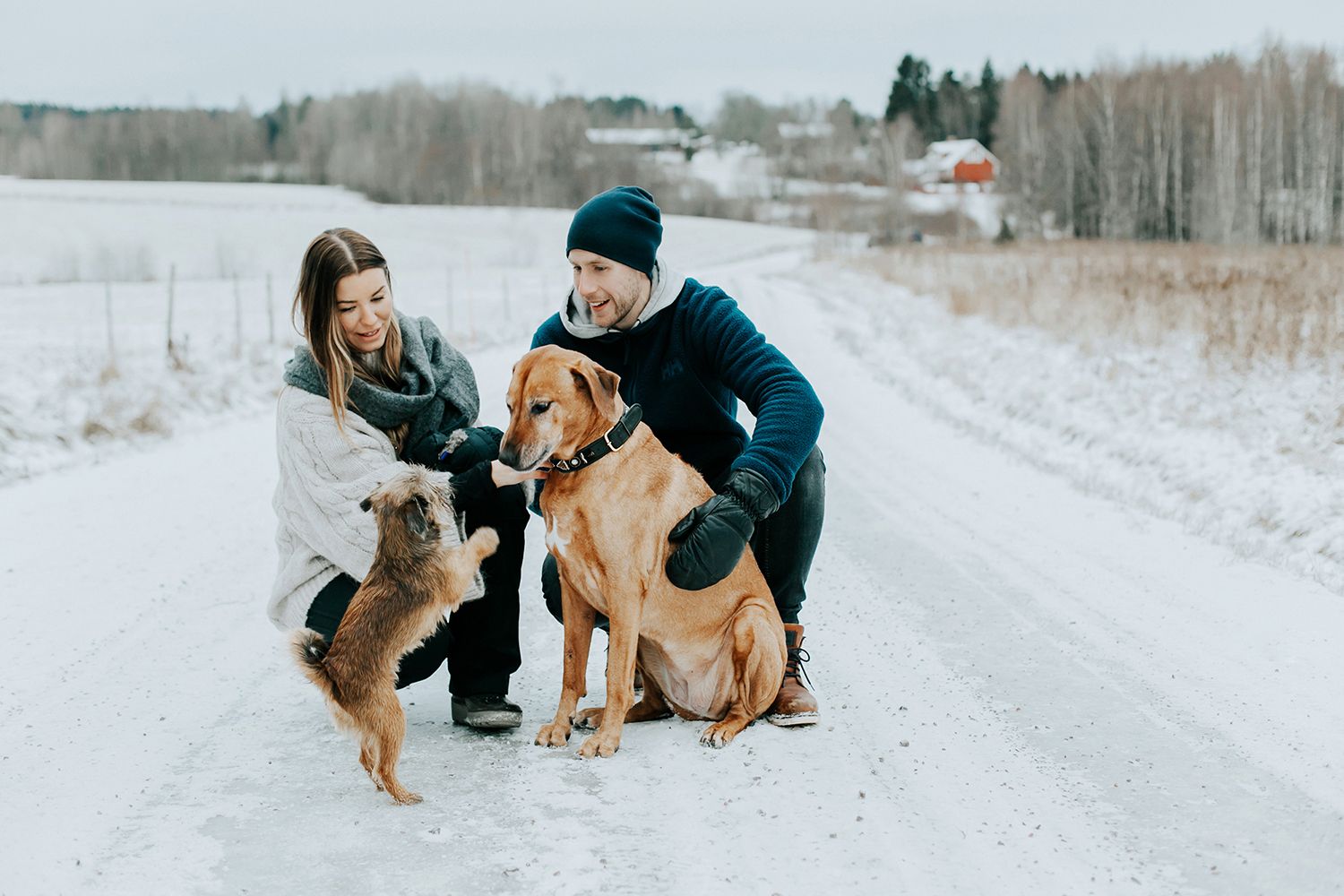 Parfotografering med Malin och Per Åslund vid Acksjön utanför Molkom. Fotograf Rebecca Nordin. Vinterbilder.