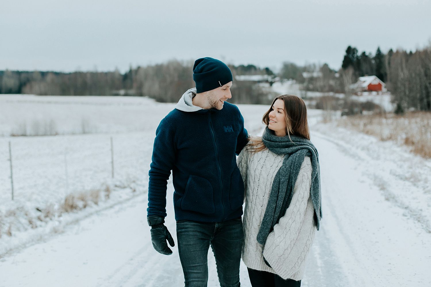 Parfotografering med Malin och Per Åslund vid Acksjön utanför Molkom. Fotograf Rebecca Nordin.