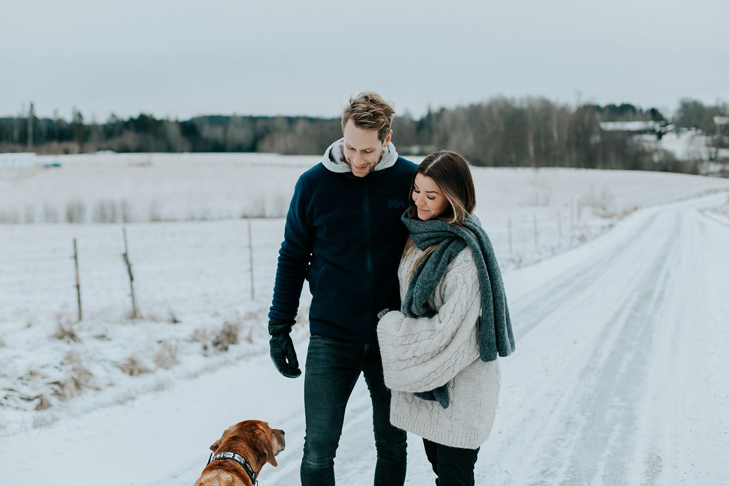 Parfotografering med Malin och Per Åslund vid Acksjön utanför Molkom. Fotograf Rebecca Nordin.