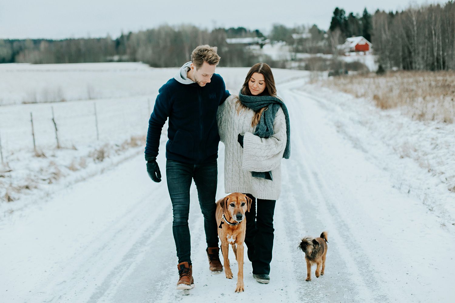 Parfotografering med Malin och Per Åslund vid Acksjön utanför Molkom. Fotograf Rebecca Nordin.