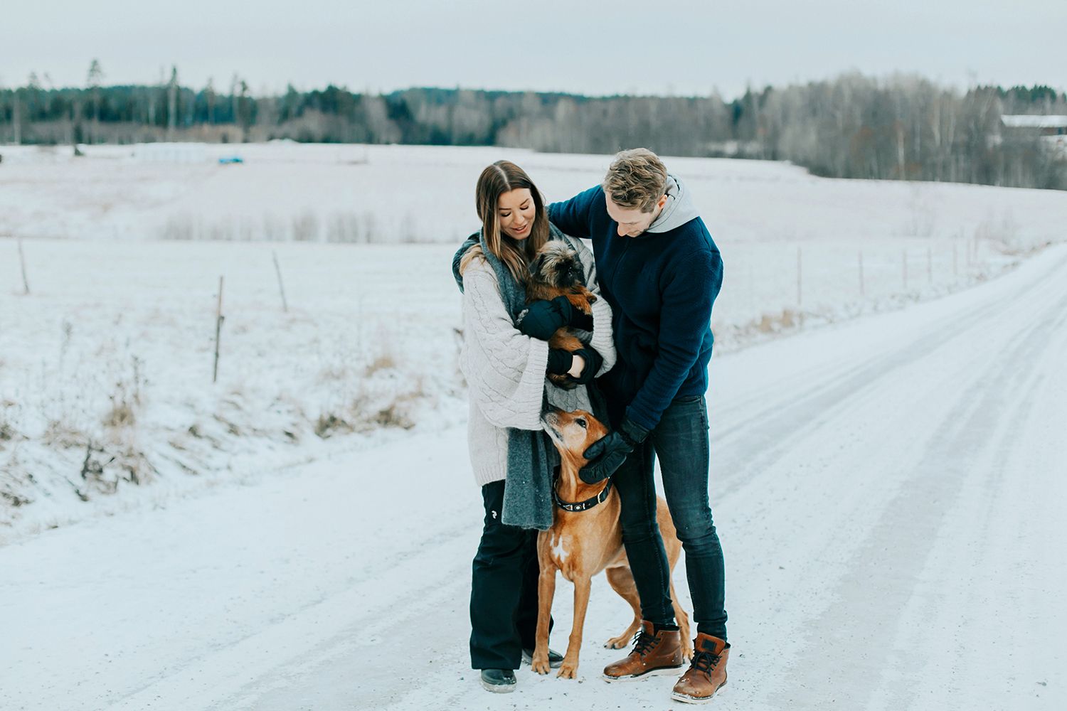 Parfotografering med Malin och Per Åslund vid Acksjön utanför Molkom. Fotograf Rebecca Nordin.