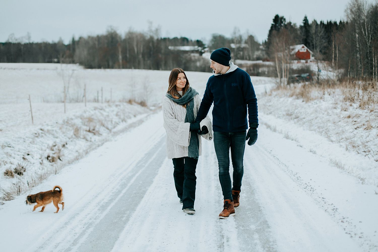 Parfotografering med Malin och Per Åslund vid Acksjön utanför Molkom. Fotograf Rebecca Nordin.