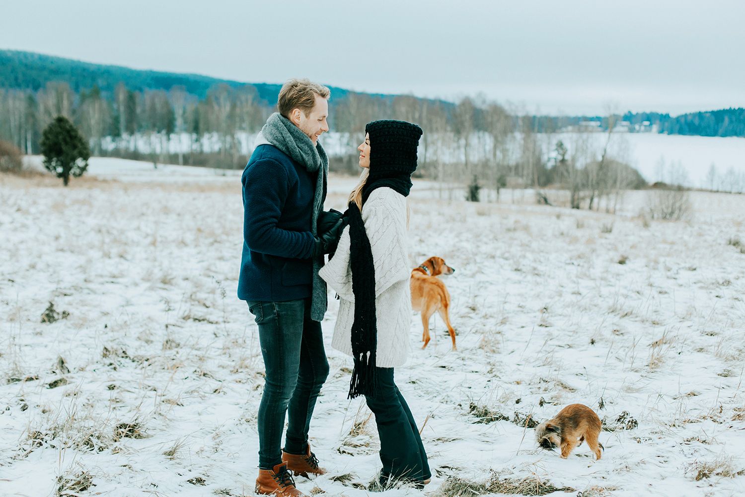Parfotografering med Malin och Per Åslund vid Acksjön utanför Molkom. Fotograf Rebecca Nordin.