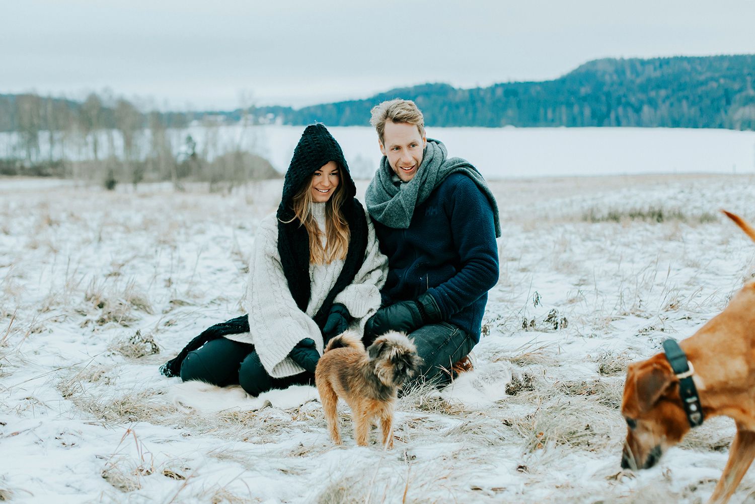 Parfotografering med Malin och Per Åslund vid Acksjön utanför Molkom. Fotograf Rebecca Nordin.