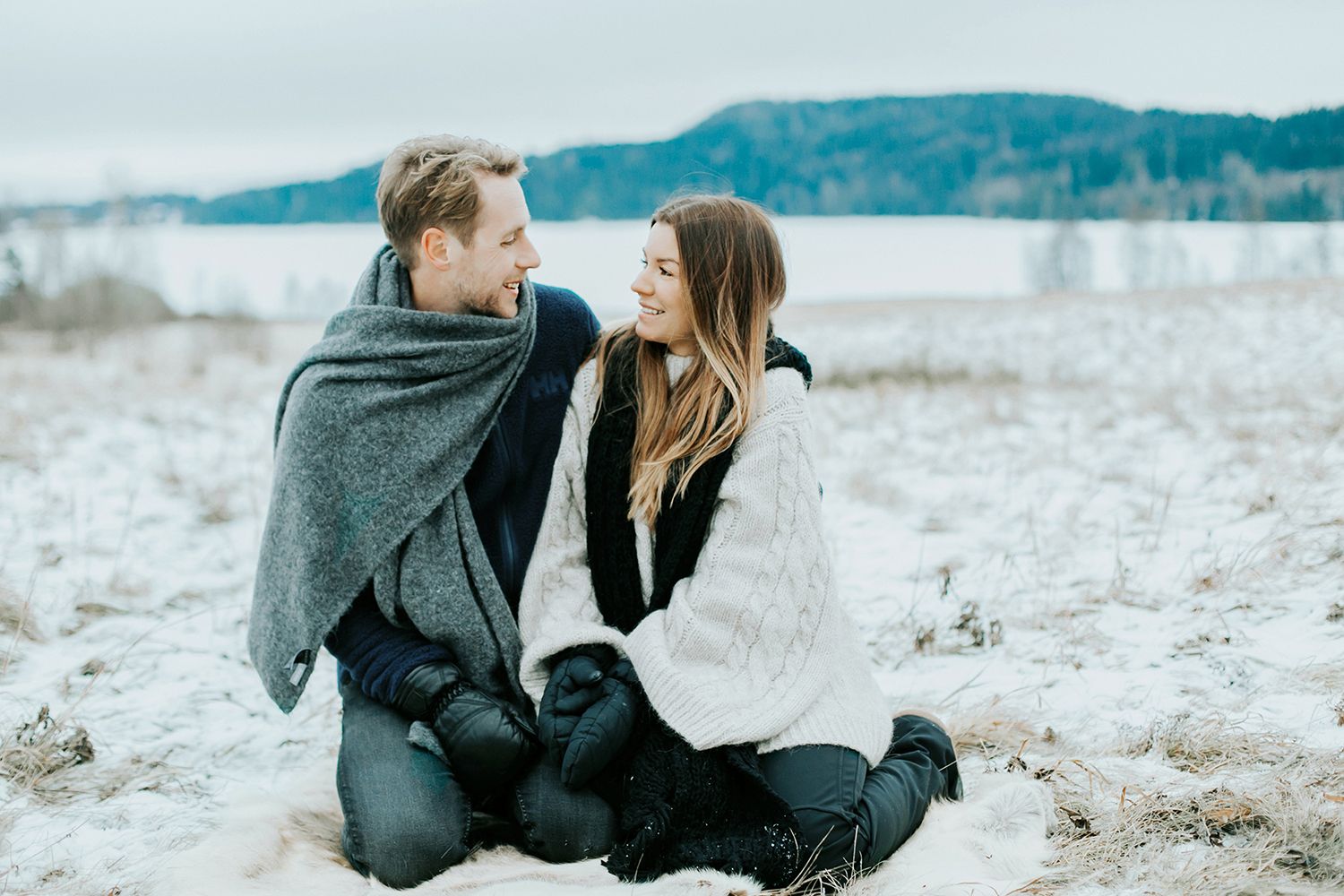 Parfotografering med Malin och Per Åslund vid Acksjön utanför Molkom. Fotograf Rebecca Nordin.