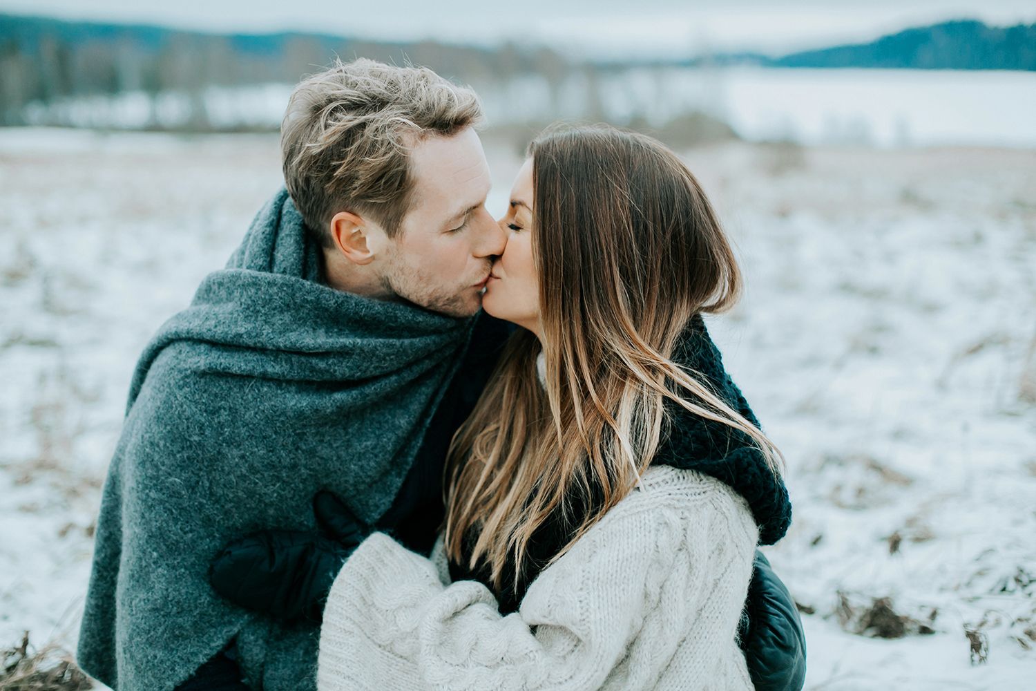 Parfotografering med Malin och Per Åslund vid Acksjön utanför Molkom. Fotograf Rebecca Nordin.