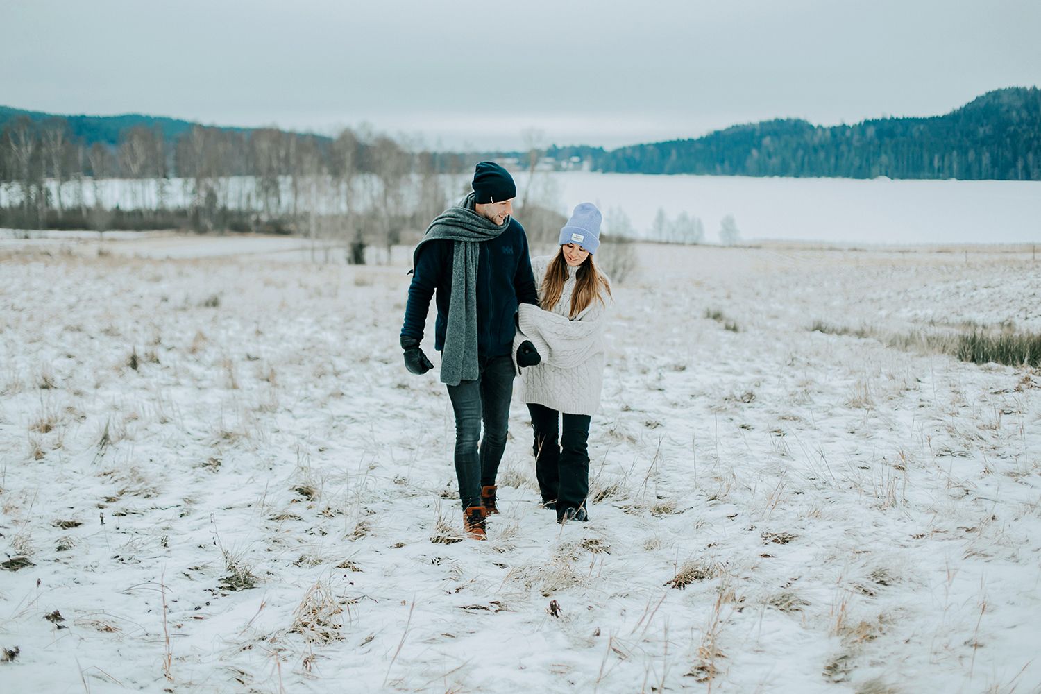 Parfotografering med Malin och Per Åslund vid Acksjön utanför Molkom. Fotograf Rebecca Nordin.