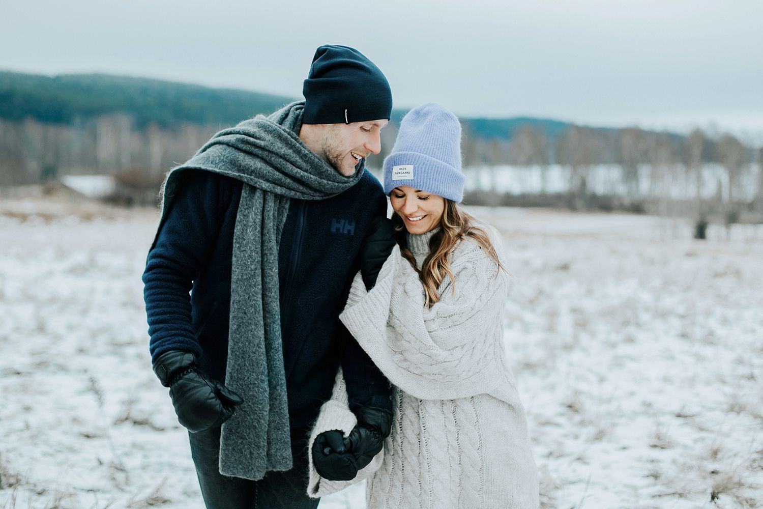 Parfotografering med Malin och Per Åslund vid Acksjön utanför Molkom. Fotograf Rebecca Nordin.