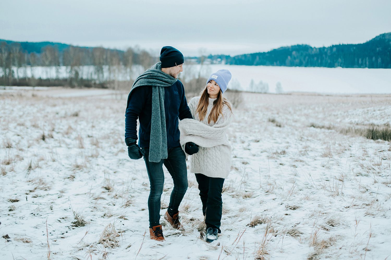 Parfotografering med Malin och Per Åslund vid Acksjön utanför Molkom. Fotograf Rebecca Nordin.
