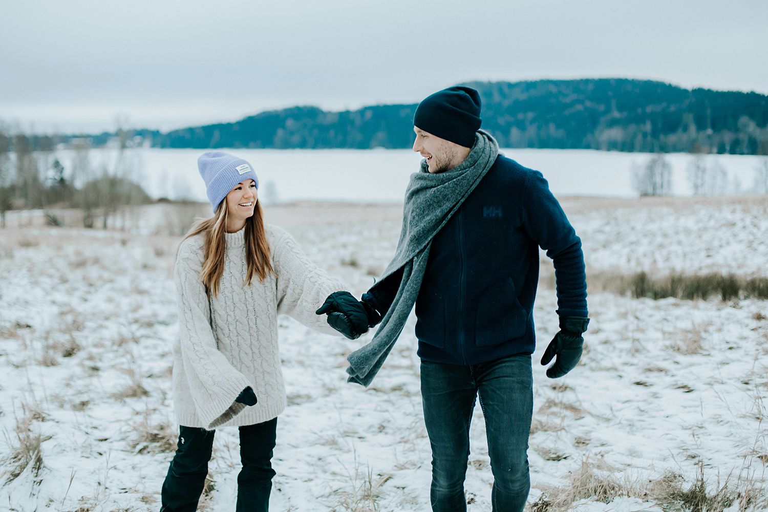 Parfotografering med Malin och Per Åslund vid Acksjön utanför Molkom. Fotograf Rebecca Nordin.
