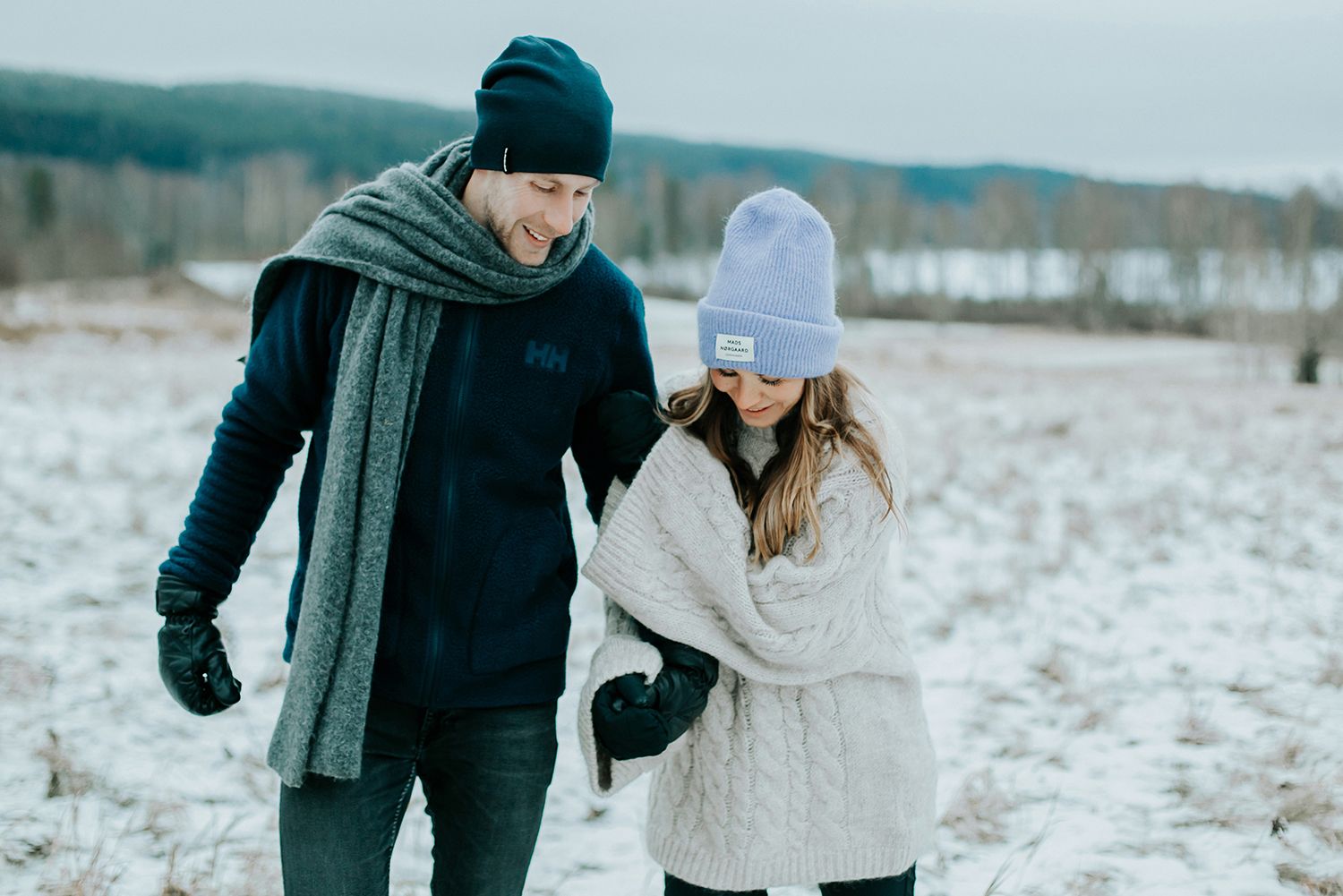 Parfotografering med Malin och Per Åslund vid Acksjön utanför Molkom. Fotograf Rebecca Nordin.