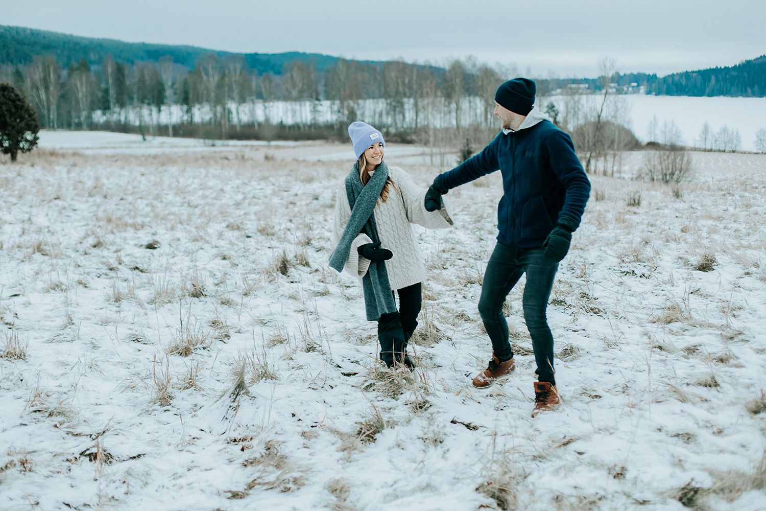 Parfotografering med Malin och Per Åslund vid Acksjön utanför Molkom. Fotograf Rebecca Nordin.