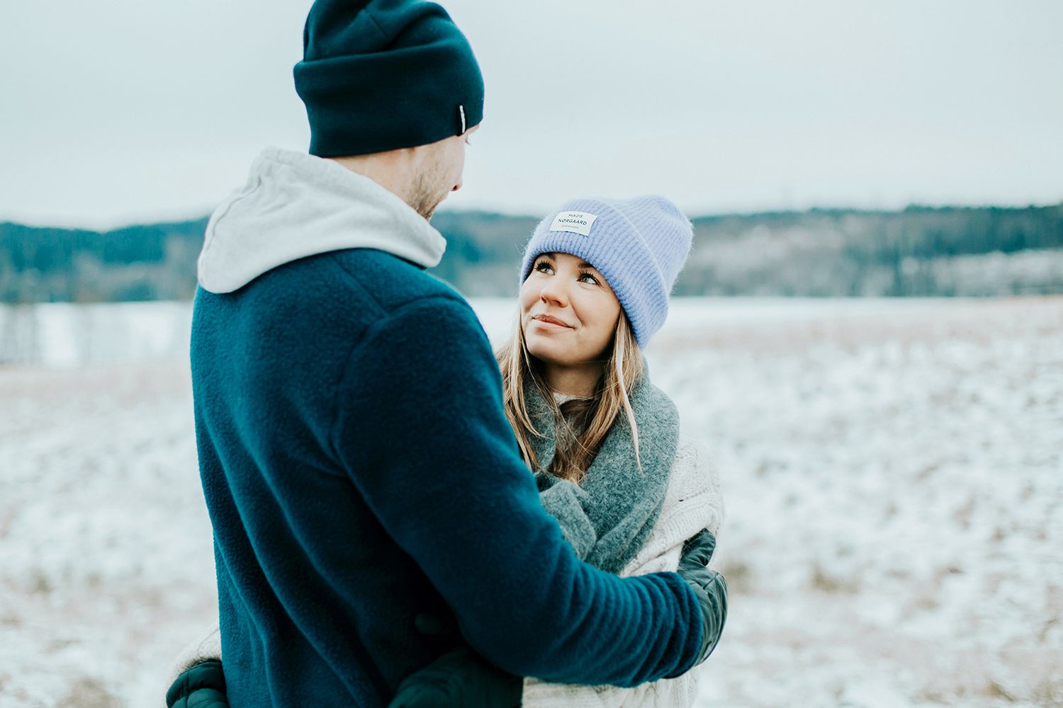 Parfotografering med Malin och Per Åslund vid Acksjön utanför Molkom. Fotograf Rebecca Nordin.