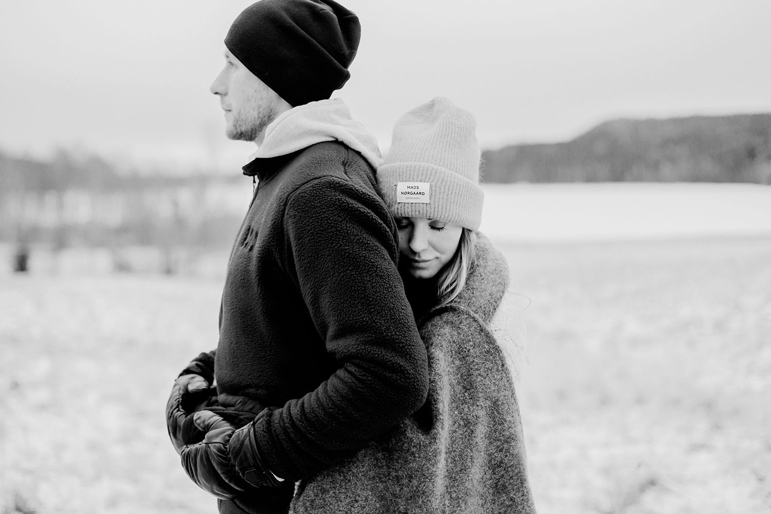 Parfotografering med Malin och Per Åslund vid Acksjön utanför Molkom. Fotograf Rebecca Nordin.