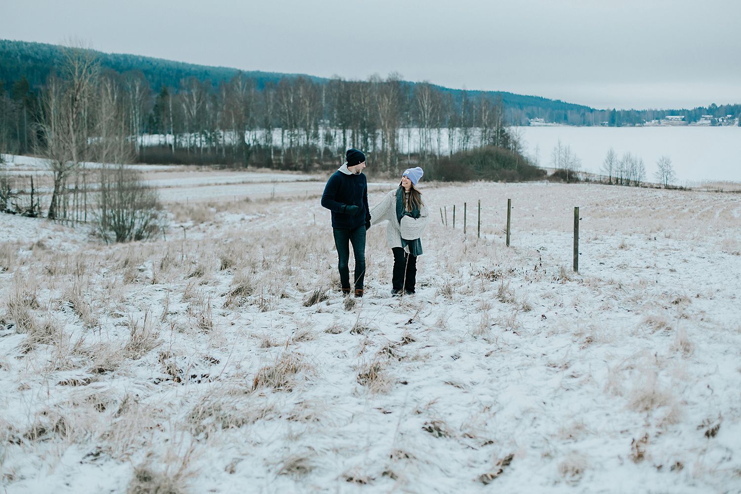 Parfotografering med Malin och Per Åslund vid Acksjön utanför Molkom. Fotograf Rebecca Nordin.