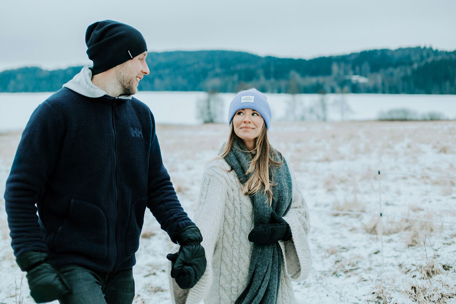 Parfotografering med Malin och Per Åslund vid Acksjön utanför Molkom. Fotograf Rebecca Nordin.