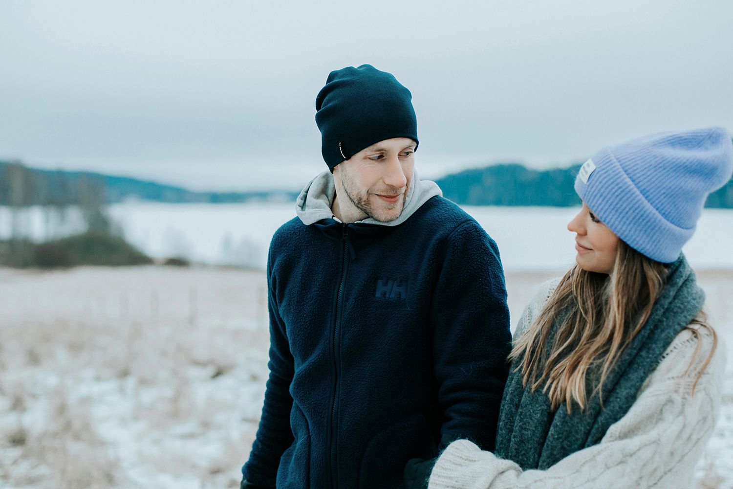 Parfotografering med Malin och Per Åslund vid Acksjön utanför Molkom. Fotograf Rebecca Nordin.