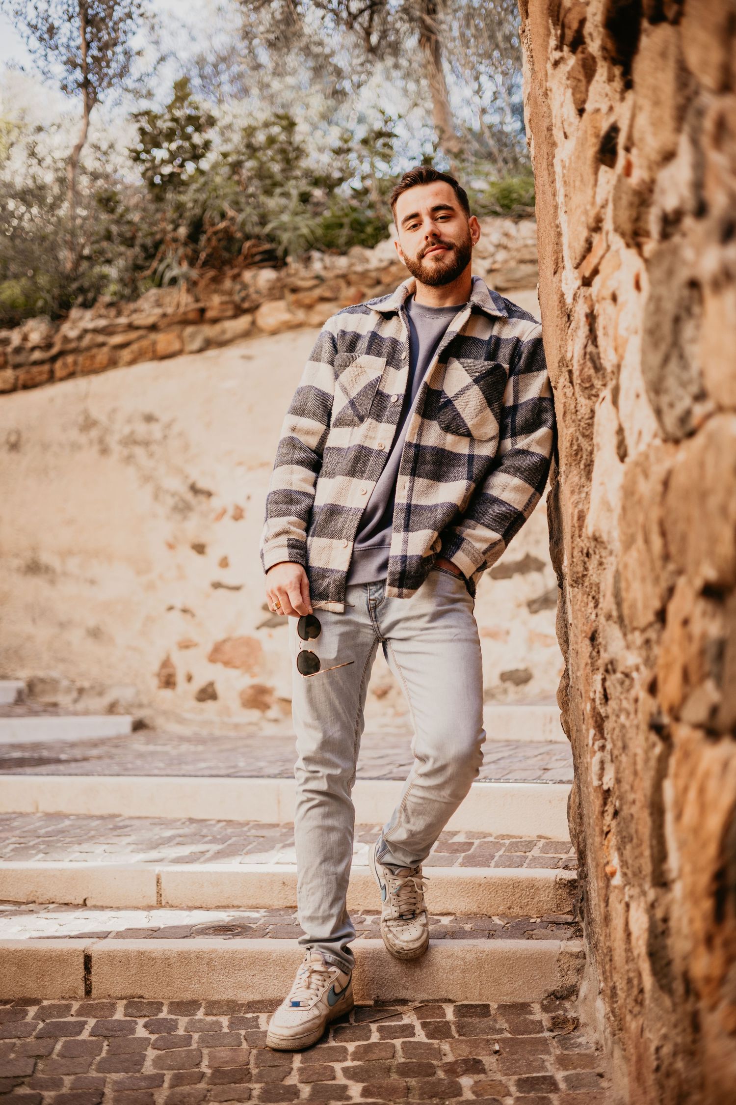 shooting photo portrait dans les ruelles en pierre de la garde