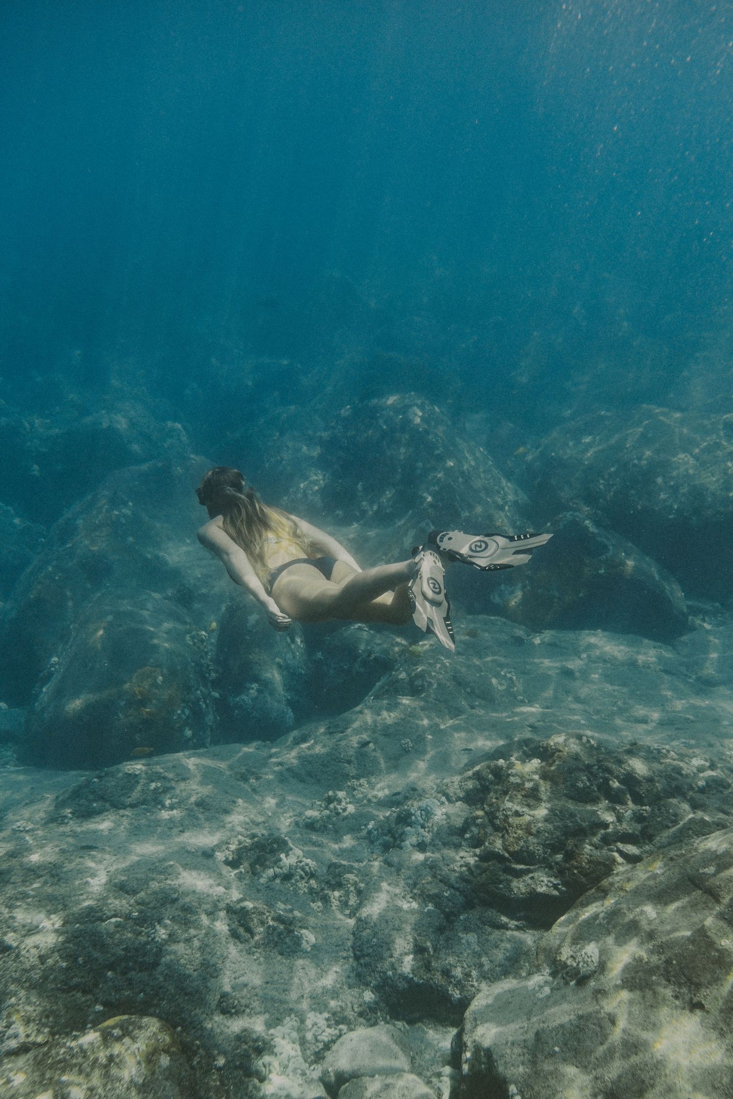 underwater photo of girl diving, elopement activities, Hawaii Vacation pictures