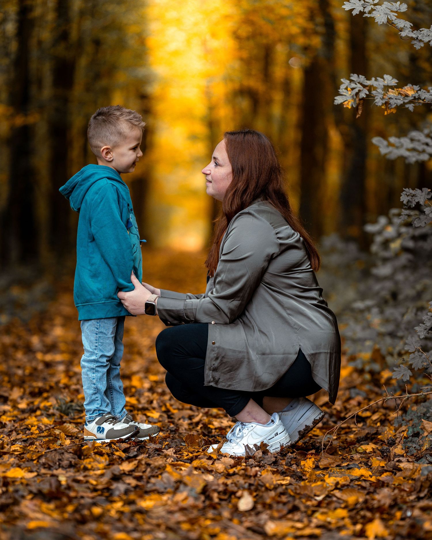 Mutter und Sohn blicken sich beim Familien-Fotoshooting im Rastatter Wald an
