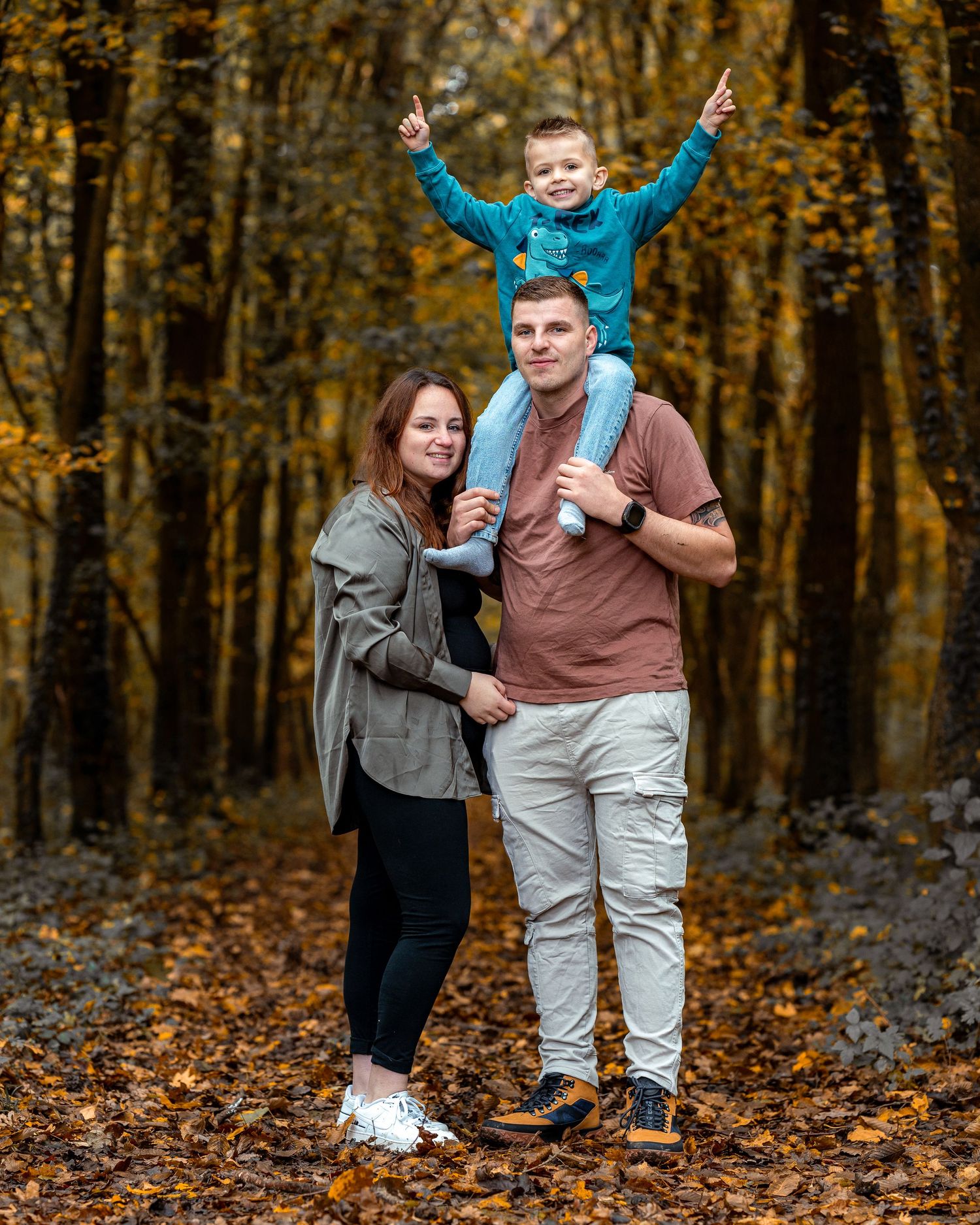Junge Familie beim Fotoshooting im Rastatter Wald – Mutter, Vater und Sohn schauen sich an