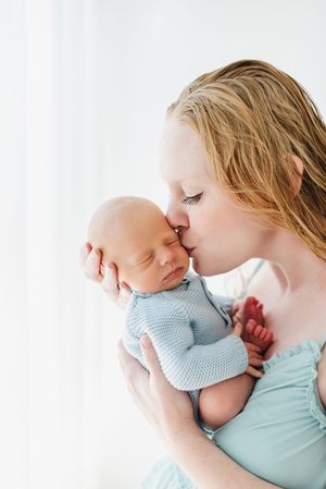 In studio newborn photographer for family and baby photos. Mommy and me photos with newborn at studio in Centennial Colorado