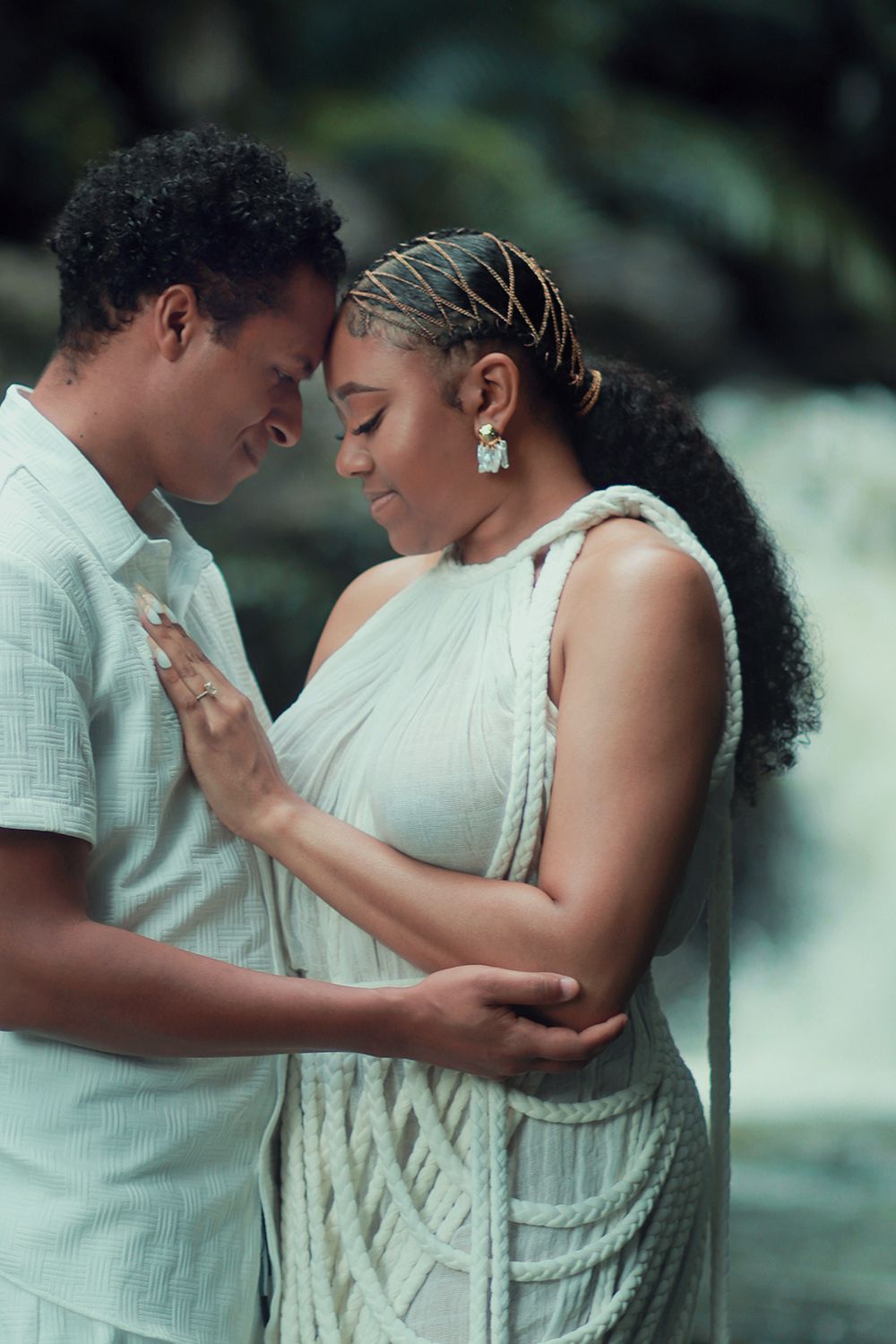 Check out this sweet engagement photoshoot session at El Yunque Rainforest. Photoshoot by Albert Ray Photo, Puerto Rico Photographer. Jungle