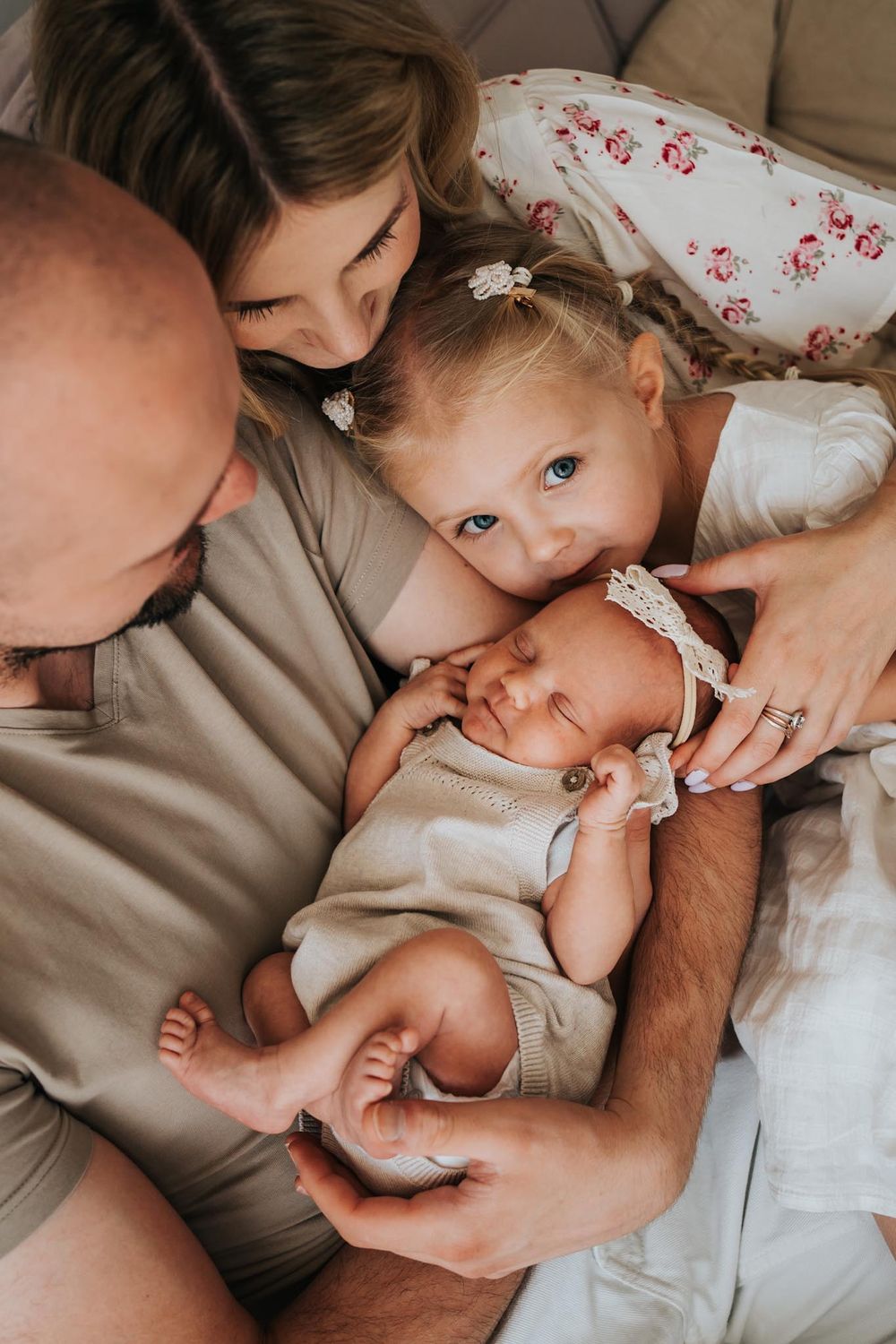 siostra, mama i tata czule przytulają noworodka - sesja noworodkowa Kraków