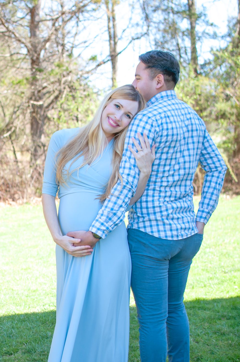 Maternity photo outdoors snuggle