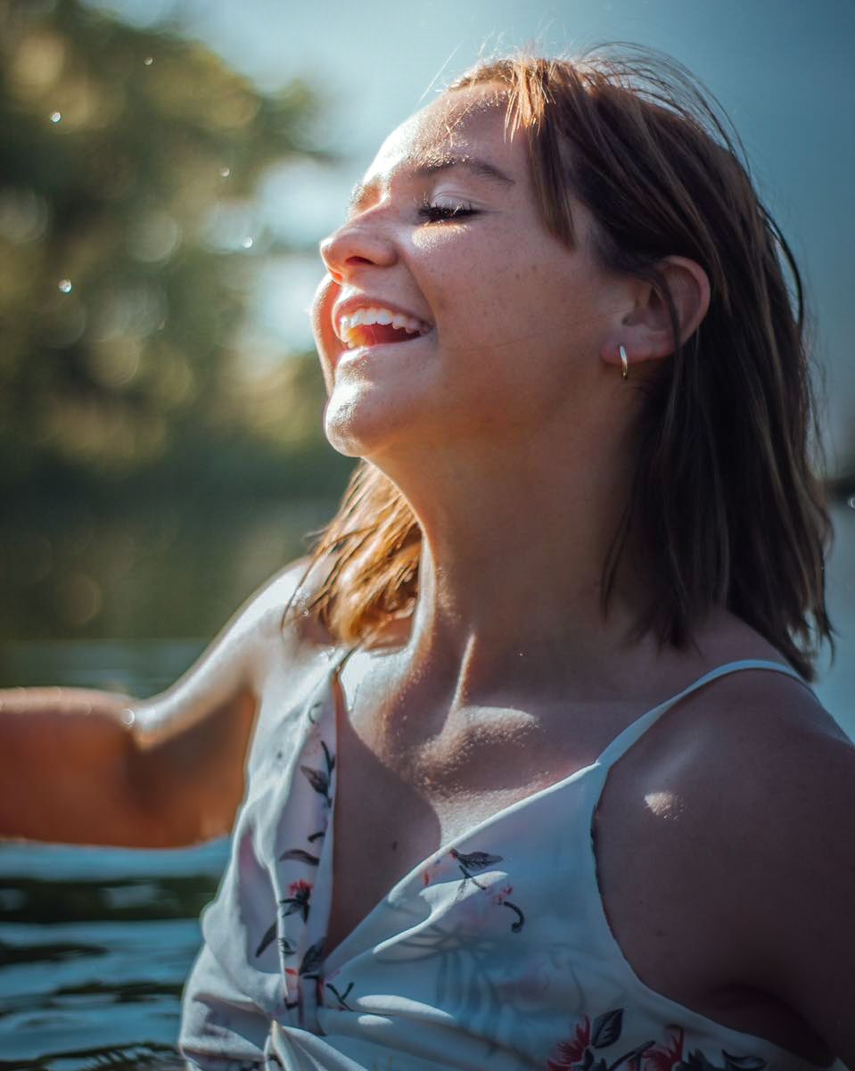 Portrait de Clara dans l'eau, capturé dans une ambiance calme et rafraîchissante, mettant en valeur la fluidité et la beauté naturelle du mo