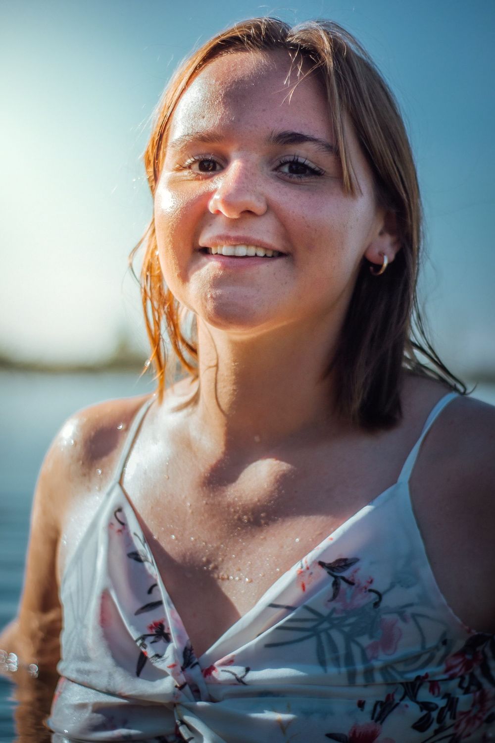 Portrait de Clara dans l'eau, capturé dans une ambiance calme et rafraîchissante, mettant en valeur la fluidité et la beauté naturelle du mo