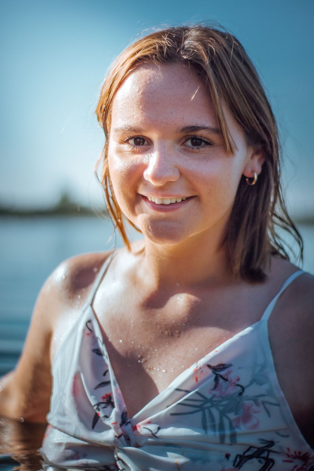 Portrait de Clara dans l'eau, capturé dans une ambiance calme et rafraîchissante, mettant en valeur la fluidité et la beauté naturelle du mo