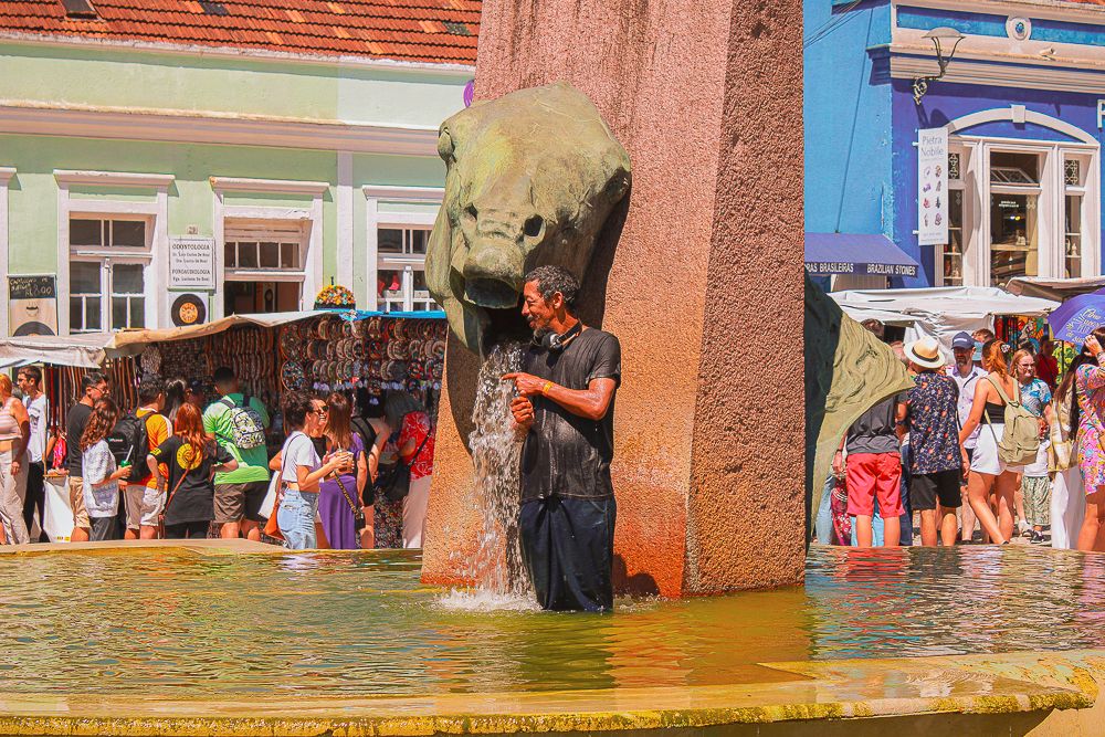 Street performer and crowd at Curitiba fair, photographed by Piret Victoria Ribas.