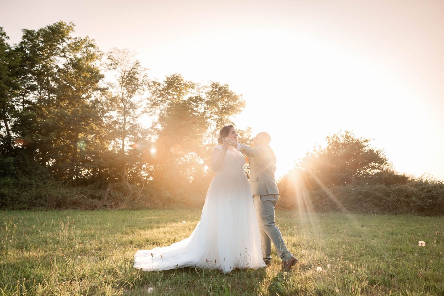 couple de mariés devant l'arche de cérémonie