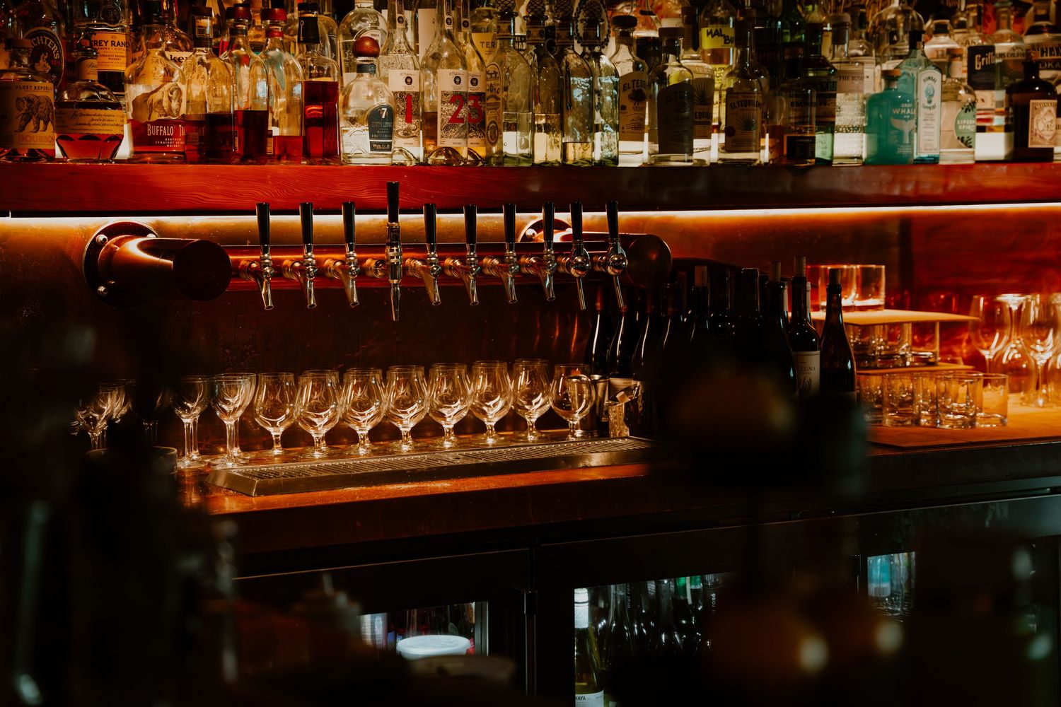 Illuminated bar