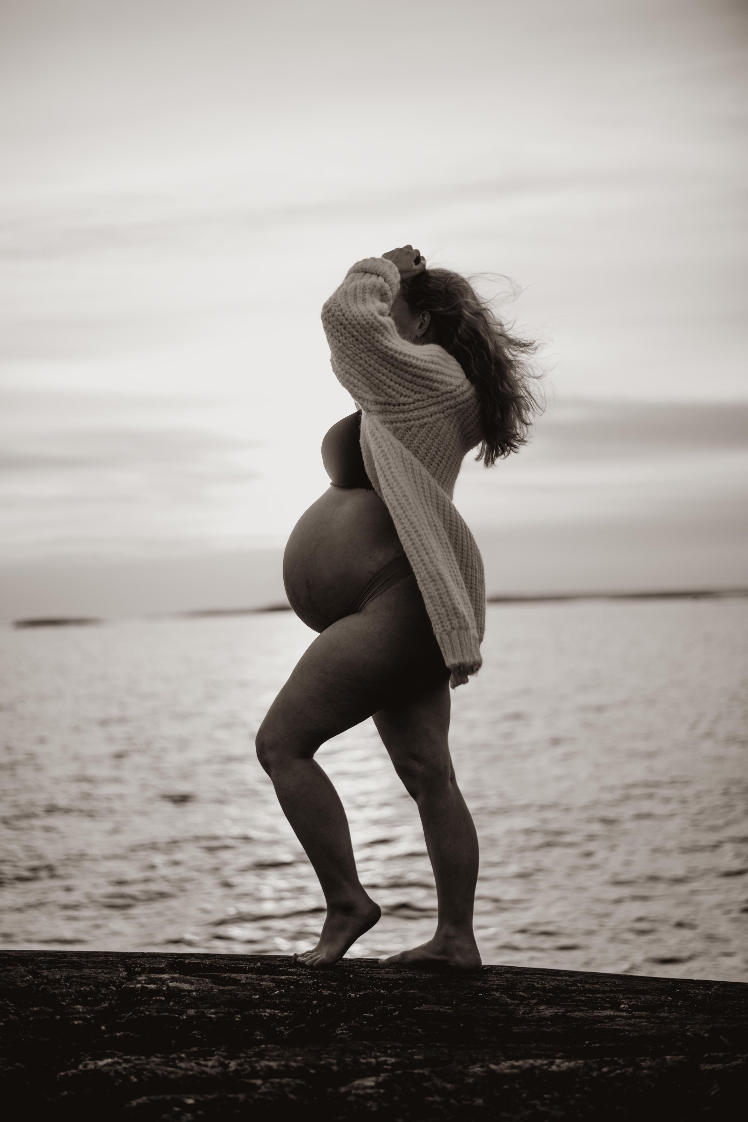 Gravid på en klippa