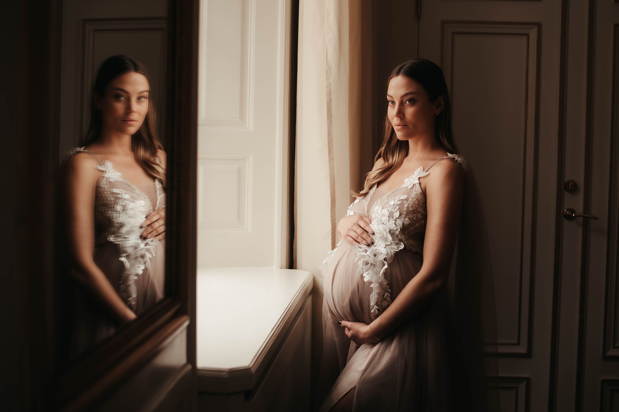 Gravid i fin klänning på ett hotellrun