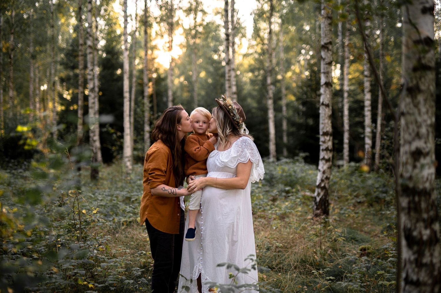Samkönat par på gravidfotografering bland björkarna i Skåne. Fotograferat hos Lovestories By Sara