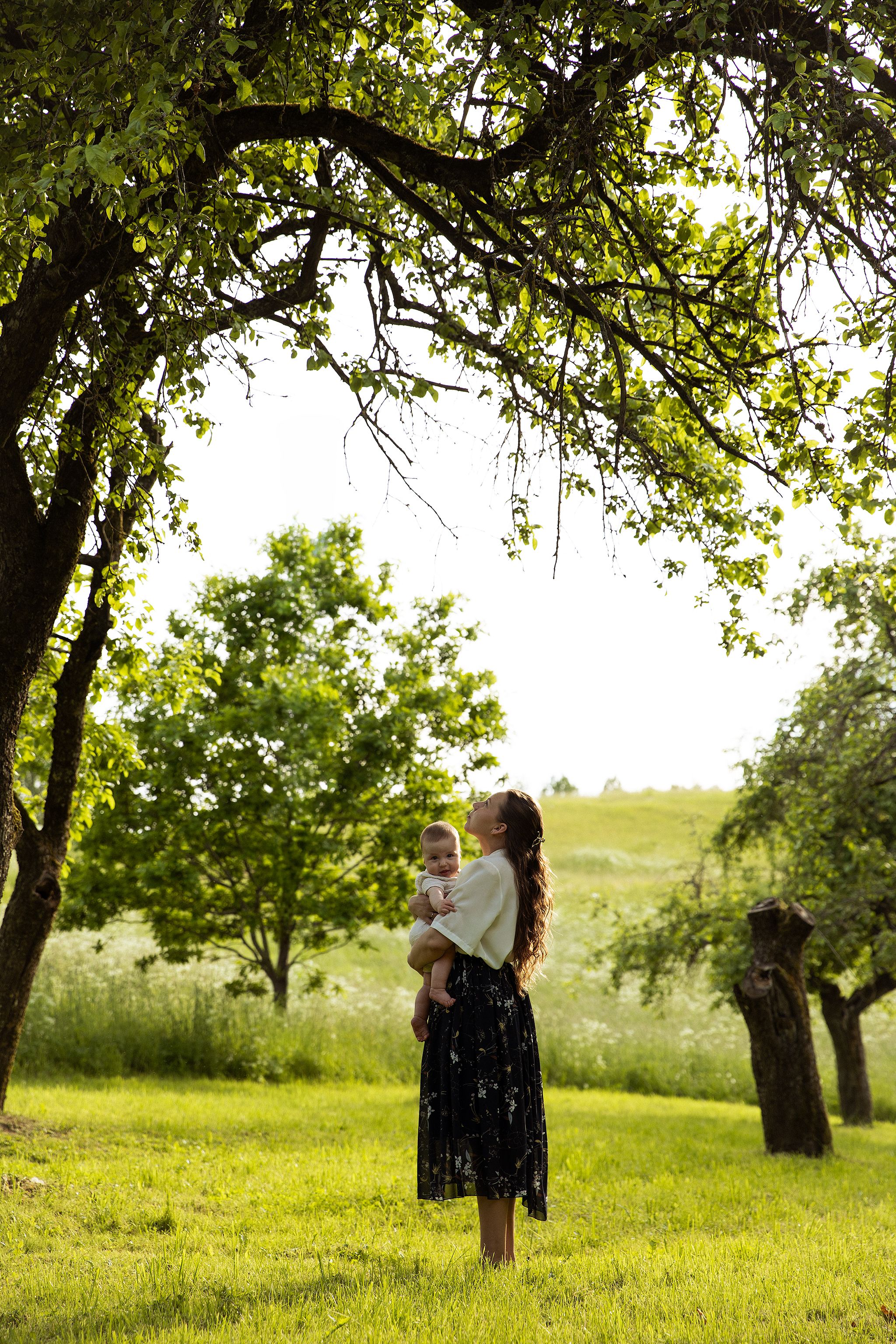 Outdoor motherhood photography session in Kent featuring a mother and a baby enjoying relaxed family photoshoot in the woods, golden hour.