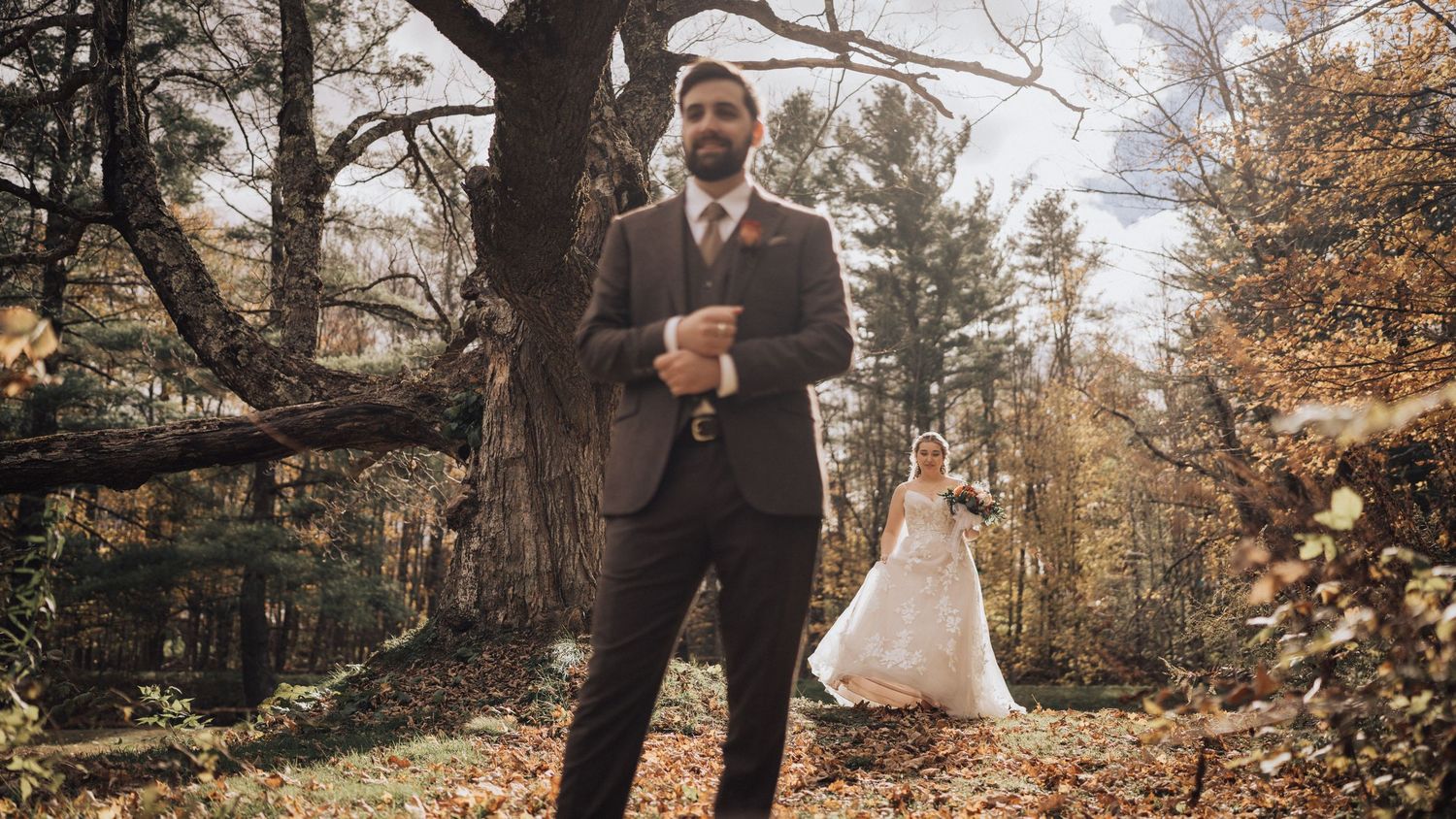 Photographies de mariage et Photographe de Montréal en classique, dans les paysages romantiques de Oka et d'autres villes de la Rive-Nord.
